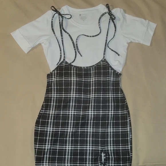 Black and white plaid skirt. (L) - Picture 2 of 10